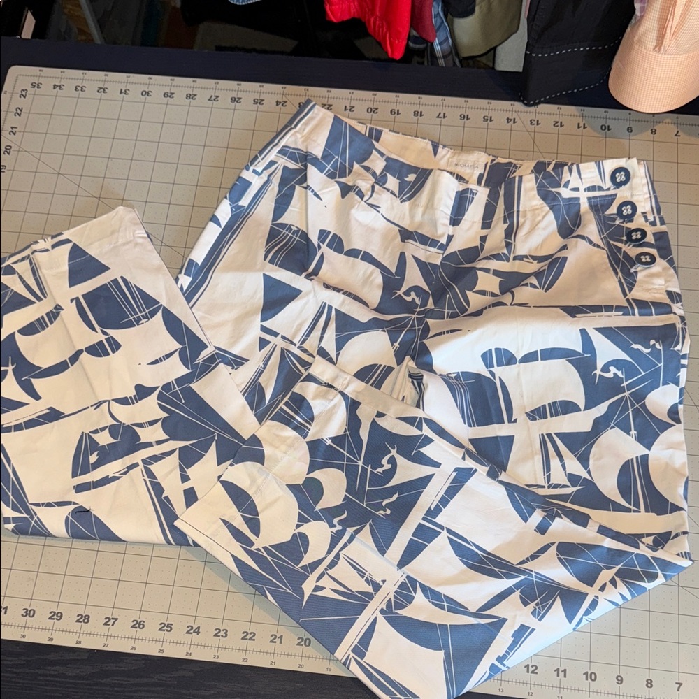 Liz Claiborne Stylish Blue and White Capris Size 8